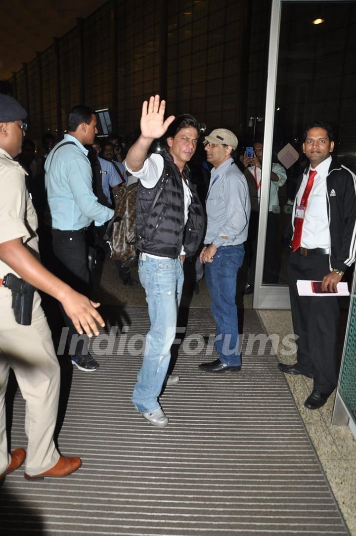 Shah Rukh Khan waves to the fans at Airport