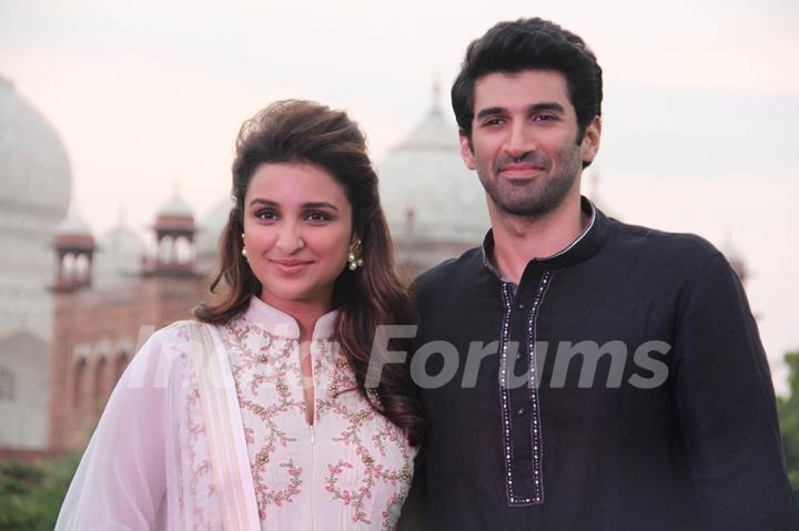 Aditya and Parineeti pose for the camera at Daawat-e-Ishq Food Yatra