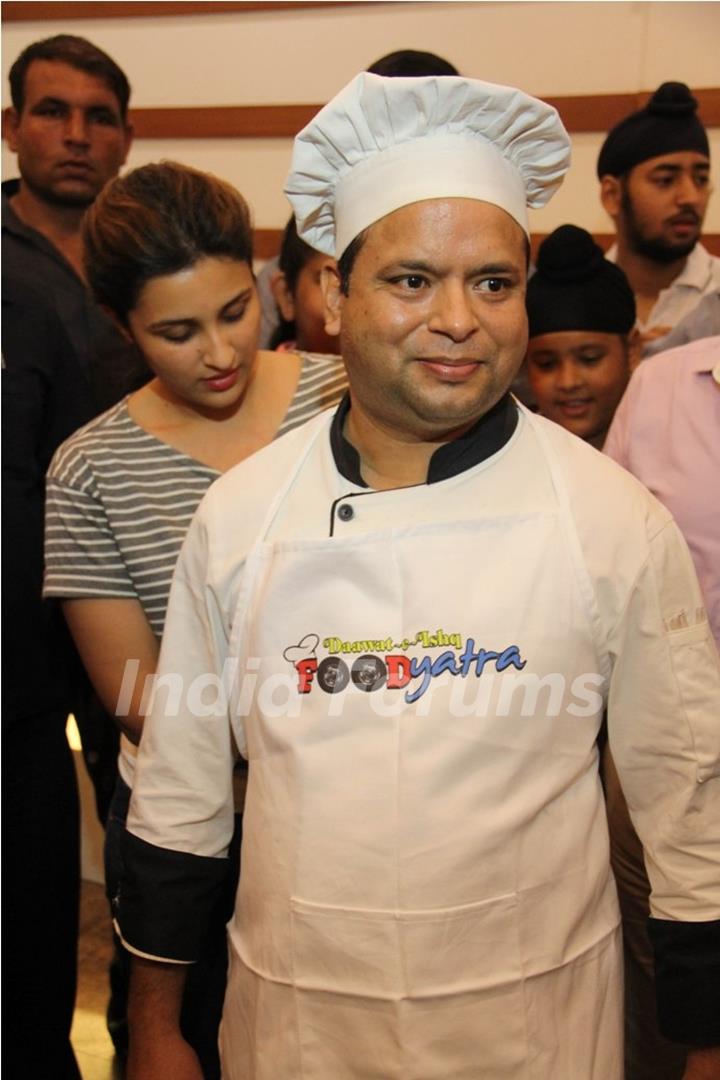 Parineeti gives Daawat-e-Ishq Food Yatra apron to the chef