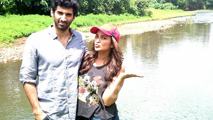 Aditya and Parineeti pose for the camera at Daawat-e-Ishq Food Yatra