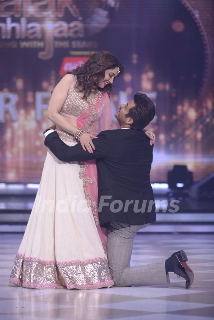 Anil Kapoor shakes a leg with Madhuri Dixit at Jhalak Dikhhlaa Jaa Grand Finale