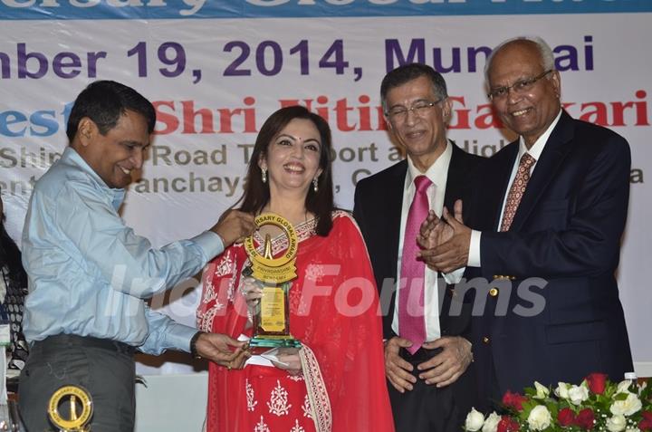 Neeta Ambani receives a Trophy at Priyadarshini Academy Global Awards 2014