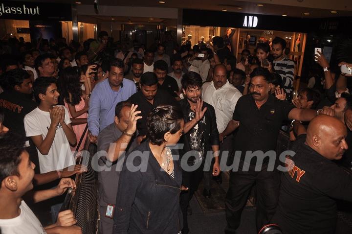 Shahid Kapoor waves to the fans at Haider Song Launch