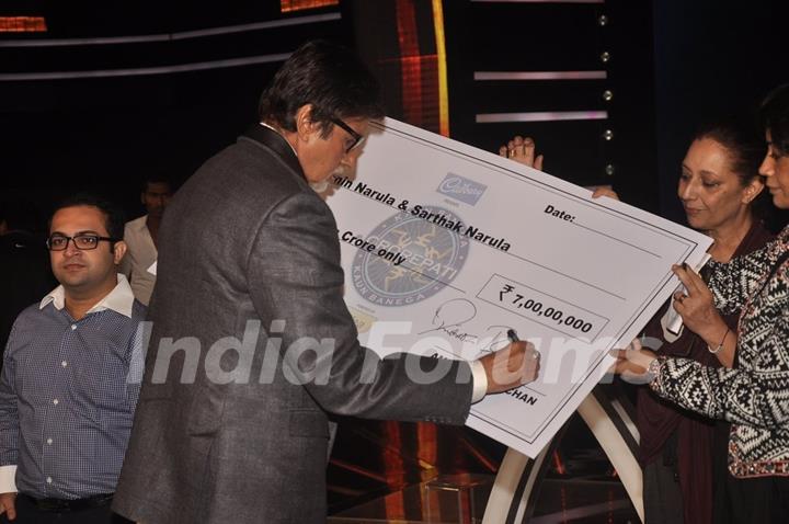 Amitabh Bachchan signing the Seven Crore Cheque