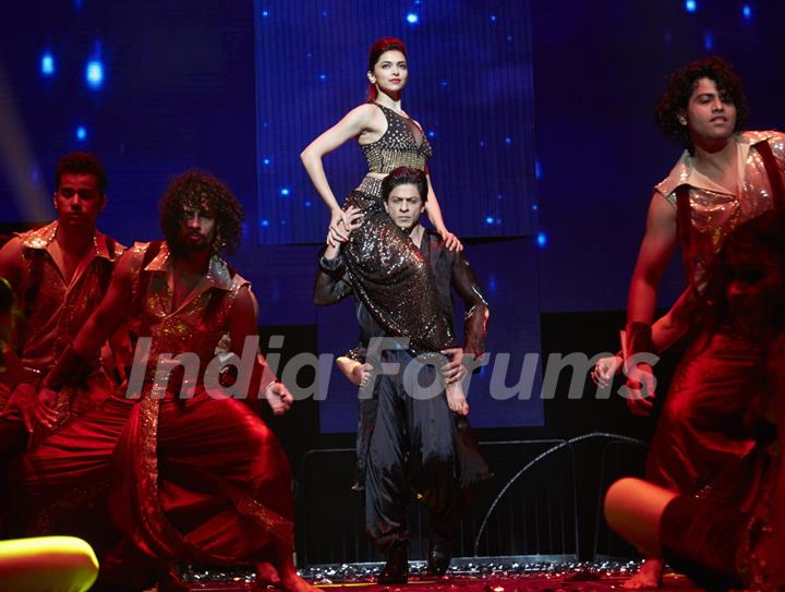 Deepika Padukone and Shah Rukh Khan perform during SLAM! THE TOUR