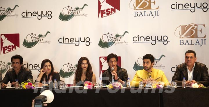 Shah Rukh Khan addressing the media at Houston Press Conference