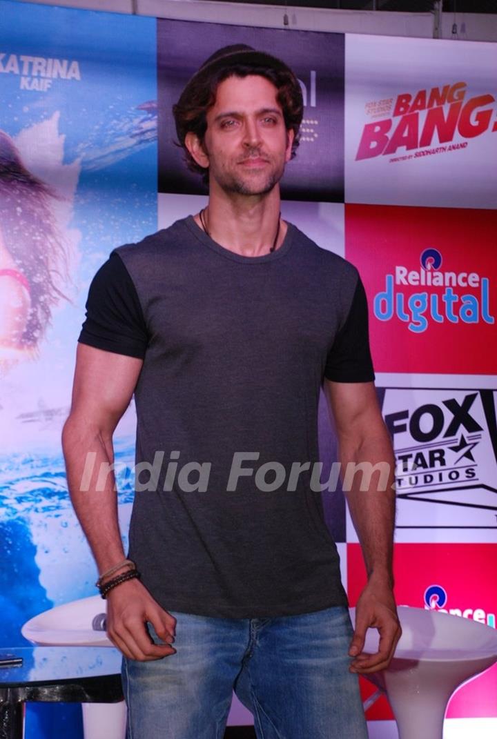 Hrithik Roshan poses smartly for the media at the Promotion of Bang Bang