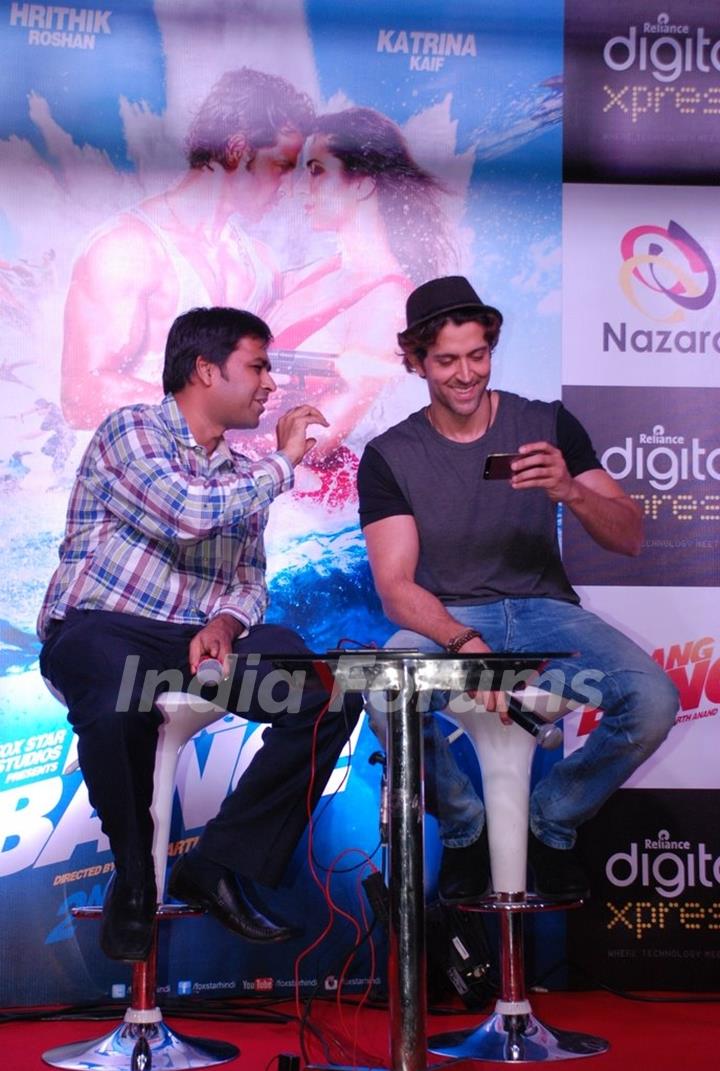 Hrithik Roshan checking out an app at the Promotion of Bang Bang