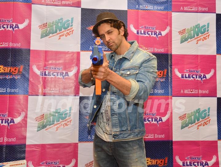 Hrithik Roshan poses with Mitashi Bang Bang Toy Guns