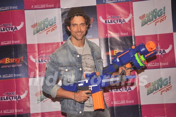 Hrithik Roshan poses with Mitashi Bang Bang Toy Guns