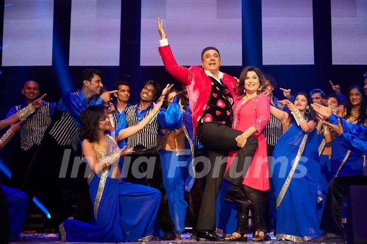 Boman Irani performs with Farah Khan at the Slam Tour in Washington