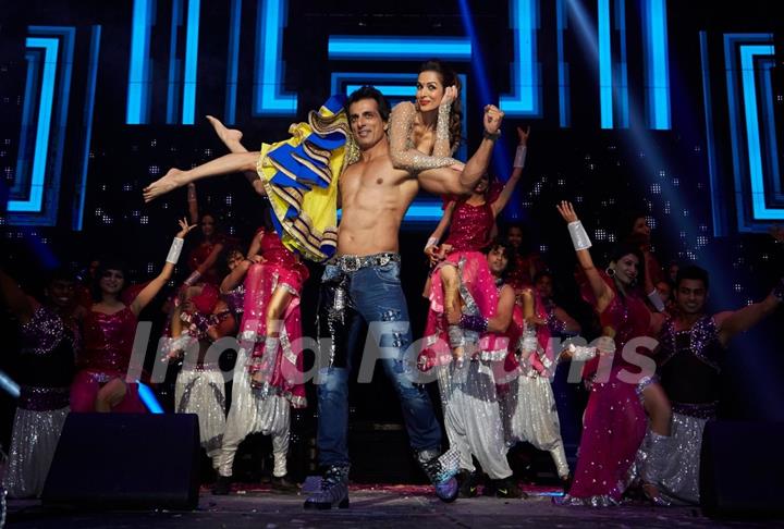 Sonu Sood performs with Malaika Arora Khan at Slam Tour in Washington