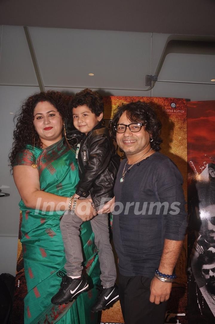 Kailash Kher poses with wife and son at the Premier of Desi Kattey