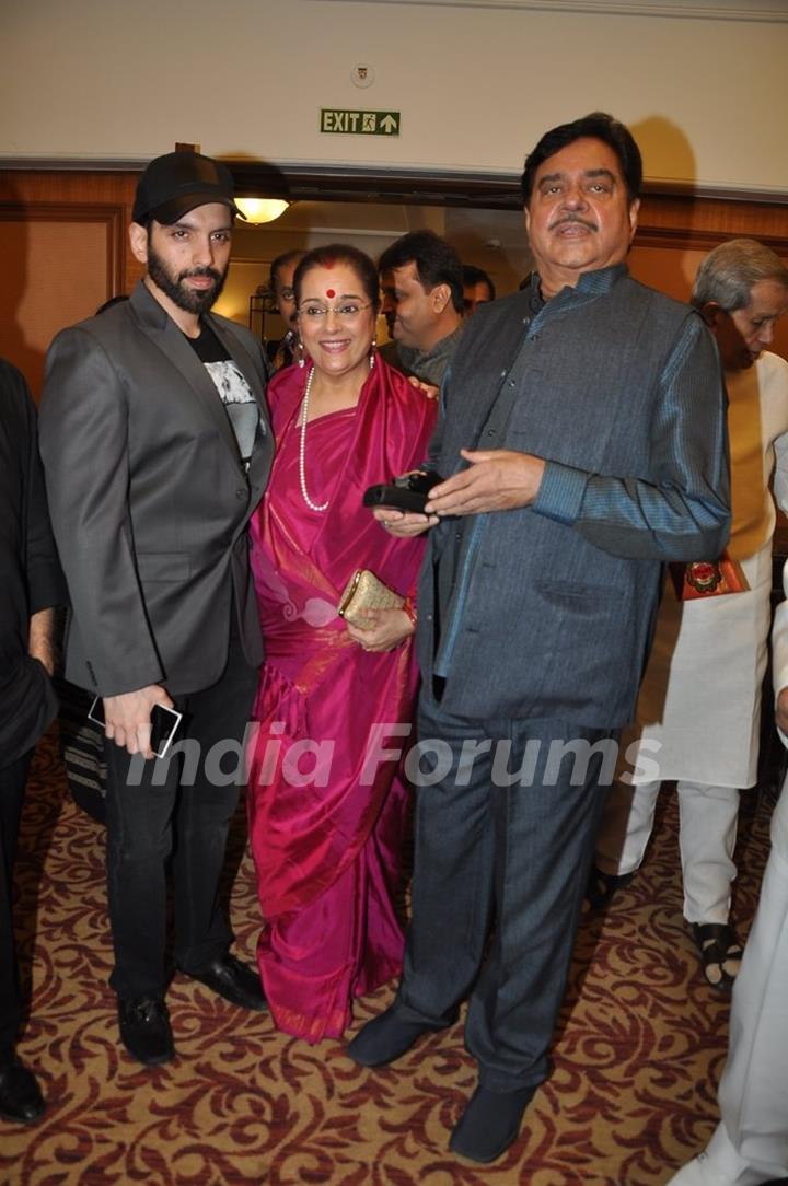 Shatrughan Sinha poses with his wife and son at the bash