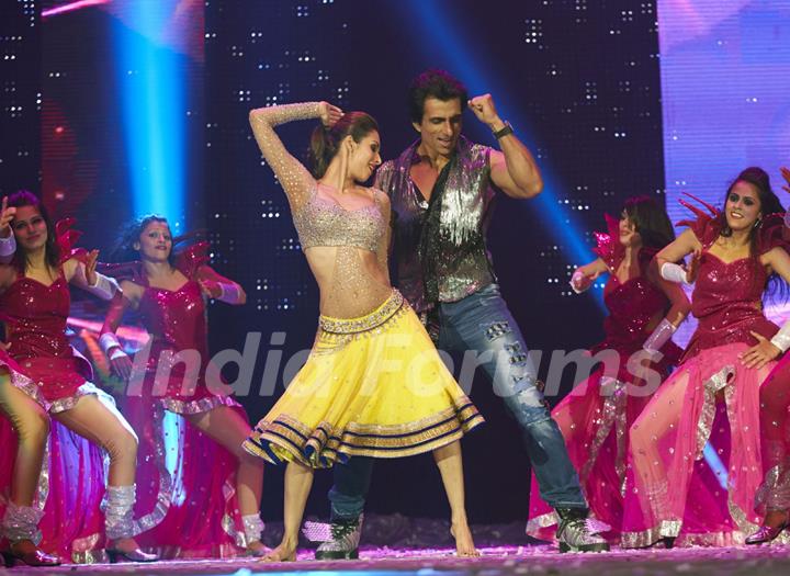 Malaika Arora Khan performs with Sonu Sood at the Slam Tour in Sears Center Arena, Chicago