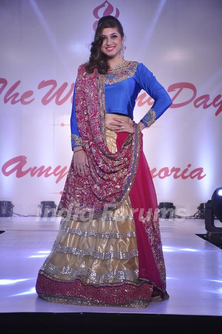 Vahbbiz Dorabjee Dsena walks the ramp at the Wedding Show by Amy Billiomoria