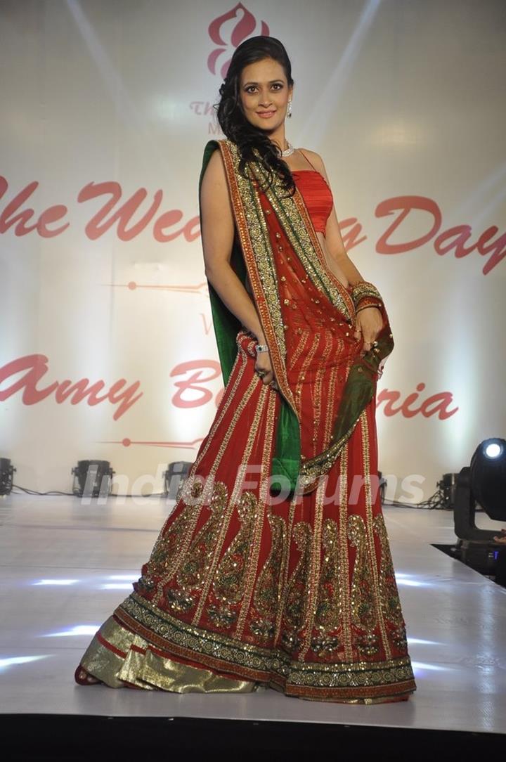 Jaswir Kaur walks the ramp at the Wedding Show by Amy Billiomoria
