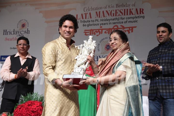 Sachin Tendulkar felicitated by Usha Mangeshka on Lata Mangeshkar's 85th Birthday