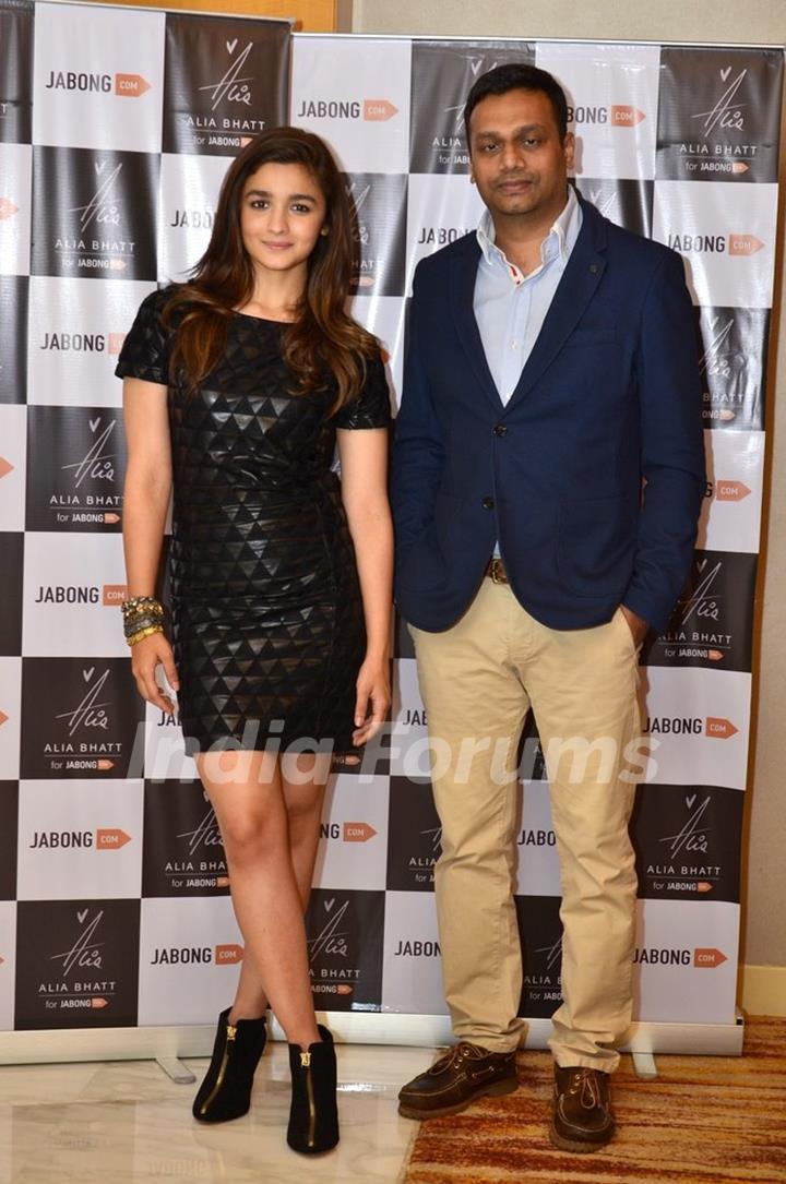 Alia Bhatt poses with the organiser for Jabong