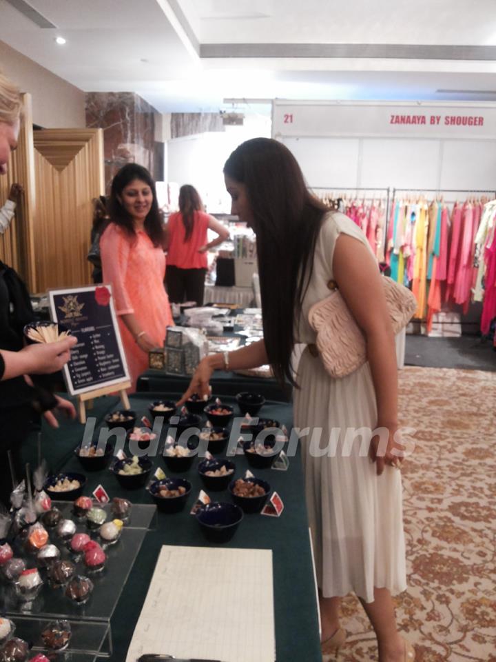 Kim Sharma checking out the dishes at the Helping Hands Exhibition