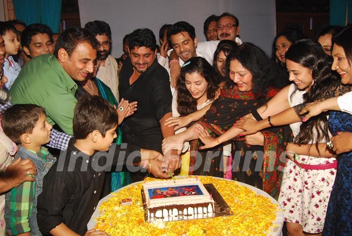 Cast and Crew cuts the cake at the Get Together on the set of Itti Si Kushi