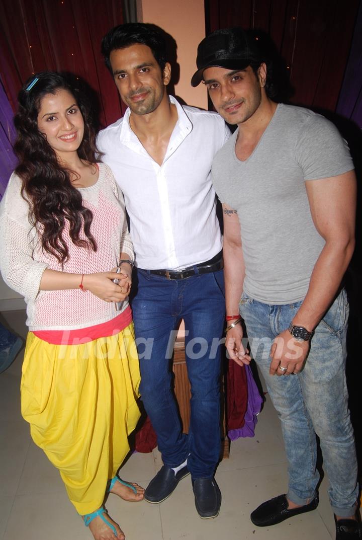 Anuj Sachdeva, Angad Hasija and Smriti Kalra pose for the media on the set of Itti Si Khushi