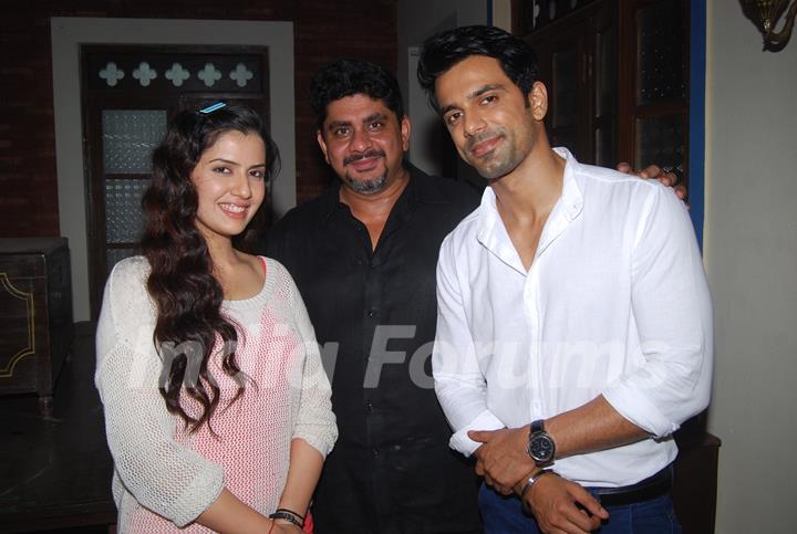 Rajan Shahi poses with Anuj Sachdeva and Smriti Kalra on the set of Itti Si Kushi