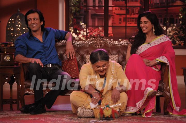 Dadi performs an act for Kay Kay Menon and Tabu on Comedy Nights With Kapil