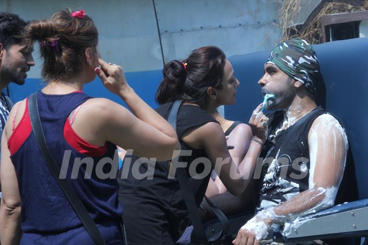 Soni Singh performs a task on Bigg Boss 8