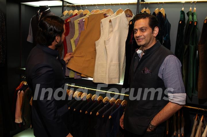 Saif Ali Khan Unveils Raghavendra Rathore's Men's Jewellery at his New Bandra Store