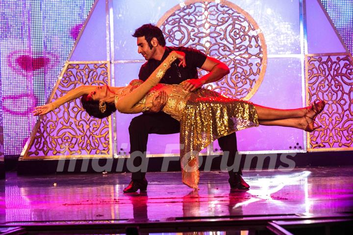 Sandip Soparrkar and Jesse Randhawa perform at International Marathi Film Festival Award (IMFFA)