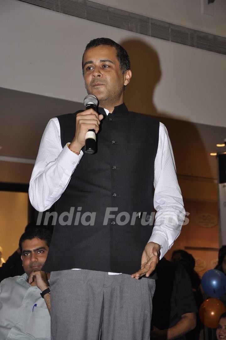 Chetan Bhagat addressing the audience at the Book Launch of Half Girlfriend