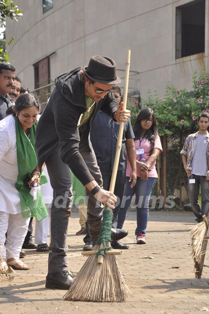 Hrithik Roshan does some sweeping at the Whistling Woods Cleanliness Drive
