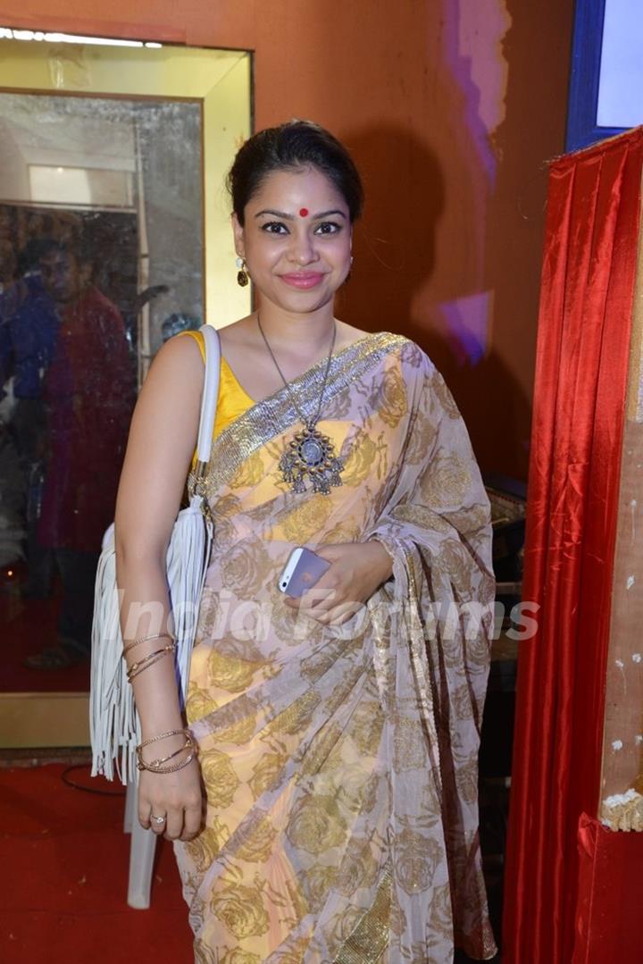 Sumona Chakravarti poses for the media at North Bombay Sarbojanin Durga Puja