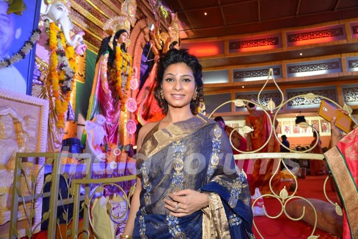 Tanishaa Mukerji poses for the media at North Bombay Sarbojanin Durga Puja