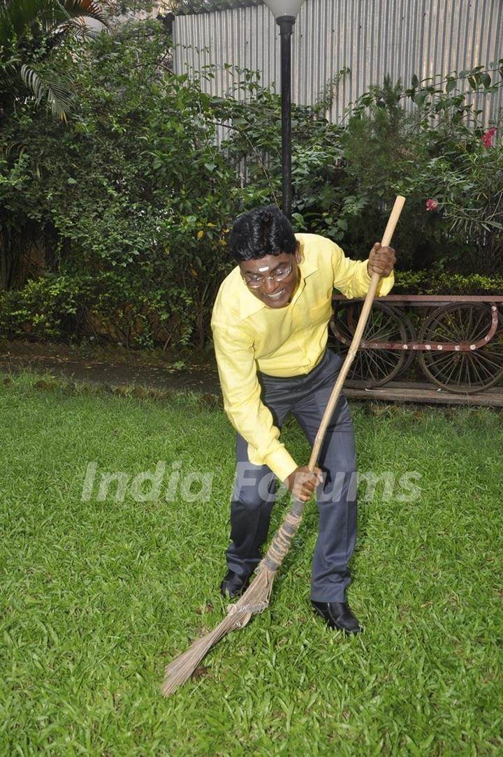 Tanuj Joins the Clean India Campaign