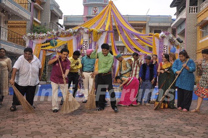 Tarak Mehta Ka Ooltah Chashmah Join Clean India Campaign