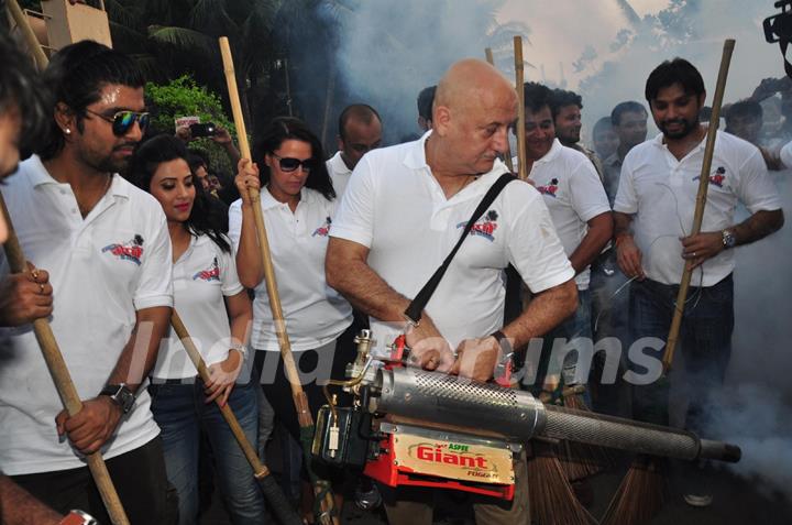 Ekkees Toppon Ki Saalami team at the cleanliness drive at the event