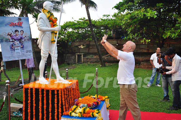 Anupam Kher clicks a pic of Mahatma Gandhi