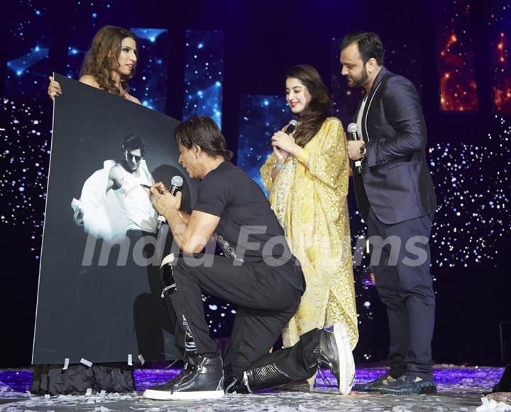 Shah Rukh Khan signs his autograph for fans at Slam Tour in London