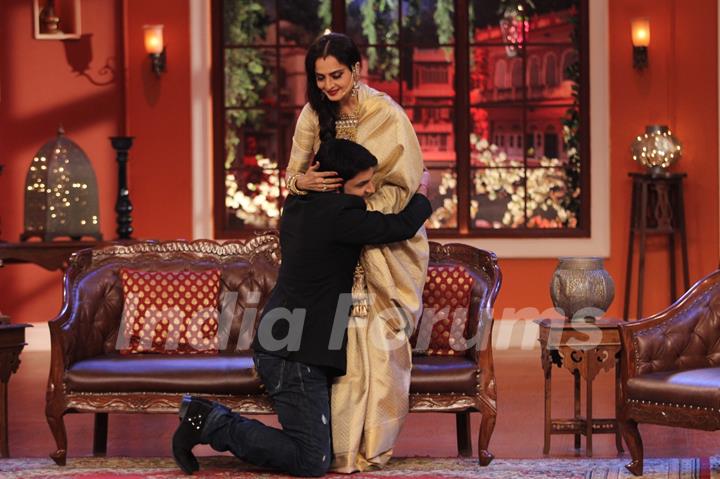 Kapil Sharma hugs Rekha on Comedy Nights with Kapil