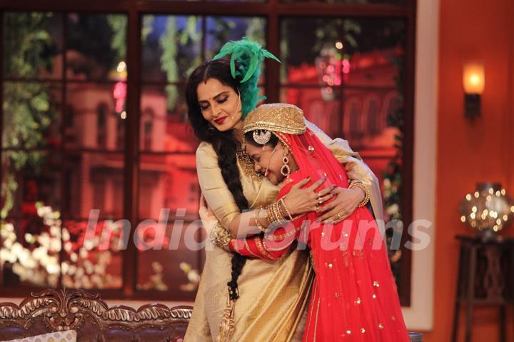 Sumona Chakravarti hugs Rekha on Comedy Nights with Kapil