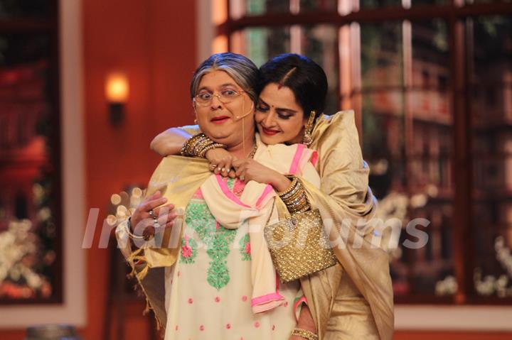 Rekha hugs dadi on Comedy Nights with Kapil