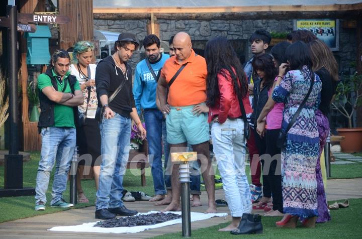 Hrithik gives a task to the inmates of Bigg Boss 8