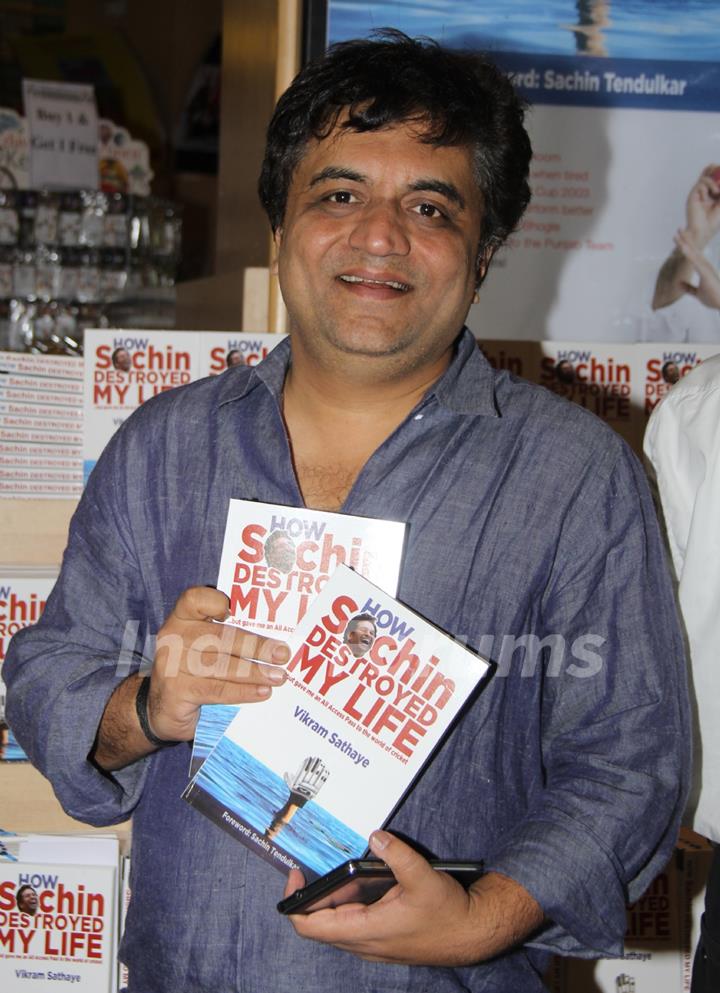 Swanand Kirkire was at Vikram Sathye's Book Launch