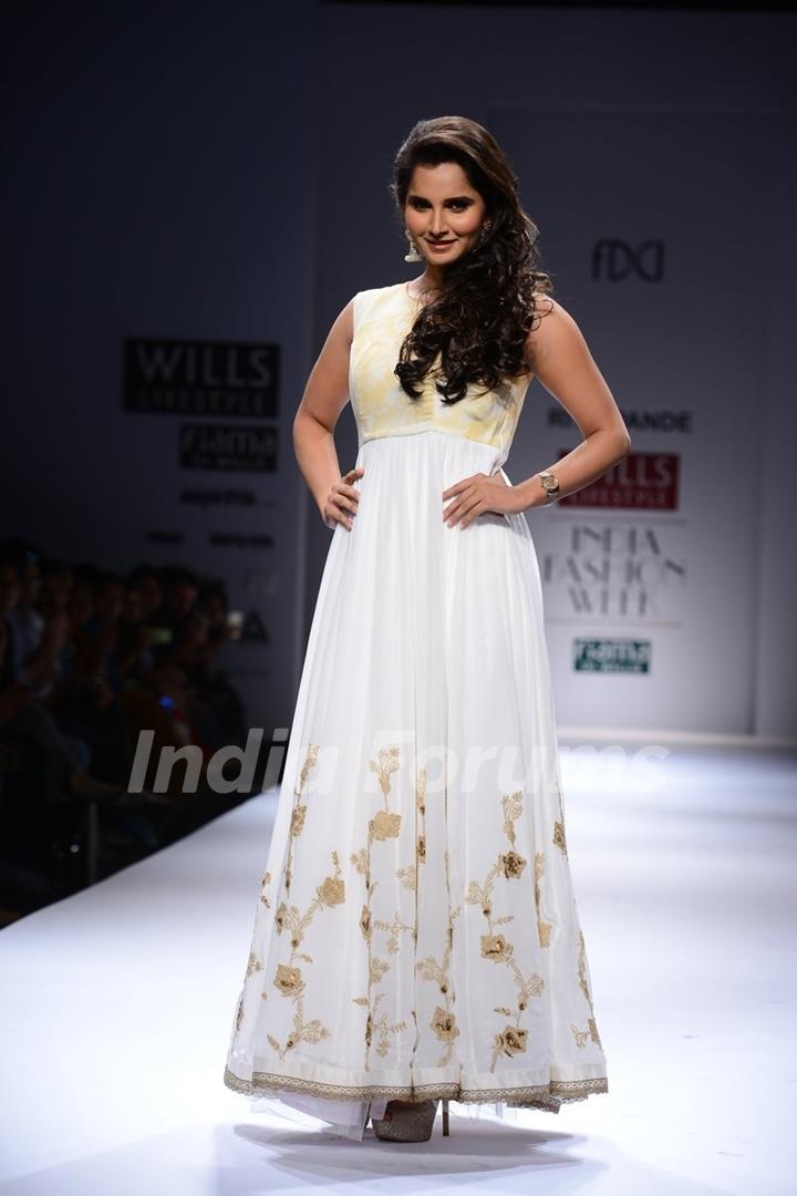 Sania Mirza walks the ramp for Ritu Pande at the Wills Lifestyle India Fashion Week Day 3