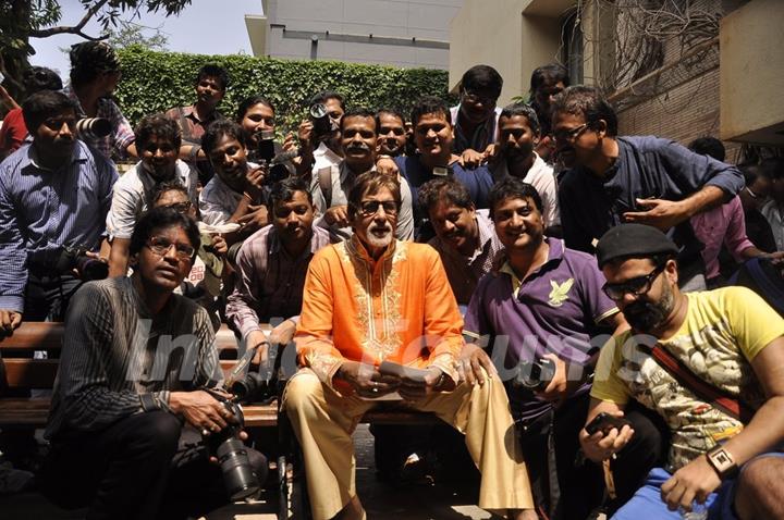 Amitabh Bachchan poses with the people of the media on his Birthday