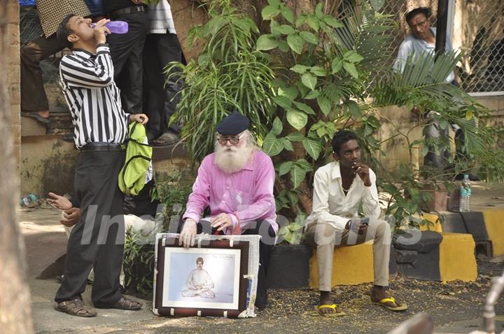 Fans awaits with gifts outside Amitabh Bachchan's home