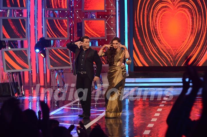 Salman Khan shakes a leg with Rekha on Bigg Boss 8