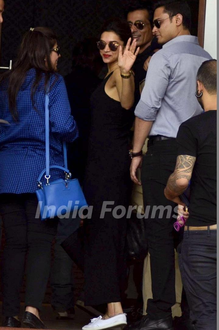 Deepika Padukone waves to the fans at Airport while leaving for Ahmedabad